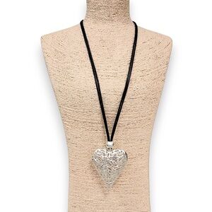 NWT ⚜️🩶⚜️ Gardenia Gorgeous Long Heart Pendant Cord Necklace